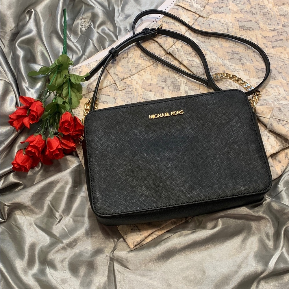 🌹Michael Kors • EUC Black Saffiano Leather Crossbody Bag with Gold Hardware